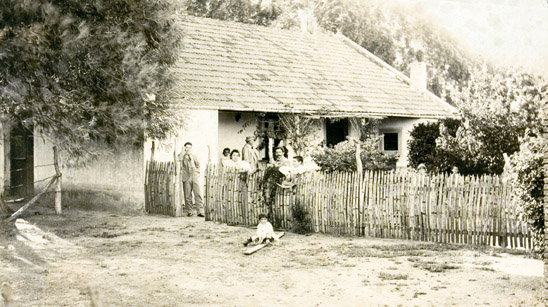 Familia posando al frente de una estancia,1895