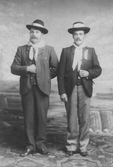 Dos hombres con golilla y divisa blanca